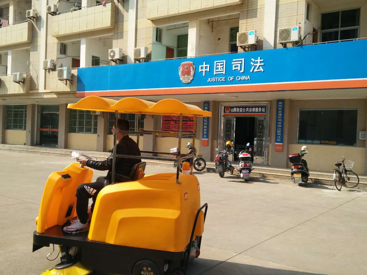 驚！一輛潔博士路面清掃機，惹得員工搶著干活？