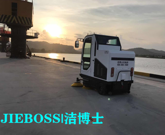 鄂爾多斯烏蘭煤碳集團(tuán)---全封閉掃地車(chē)